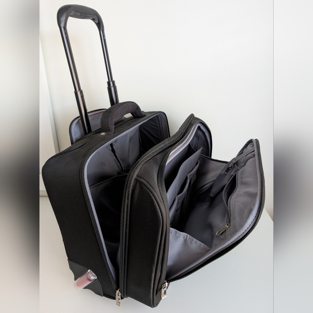 SOLO New York 16" Rolling Underseat Business Suitcase Laptop Carry On Luggage - Picture 4 of 16
